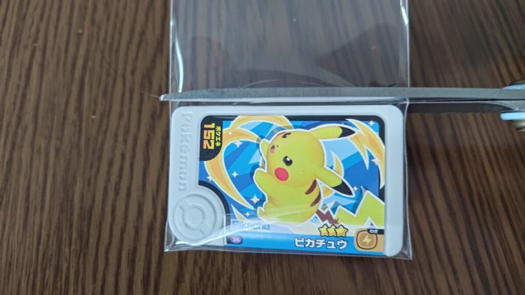 フレンダピックに合わせてスリーブをハサミで切っている様子